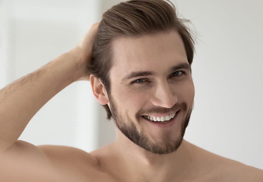 Transplante capilar: cirurgia plástica funcional para restauração dos fios e tratamento da calvície