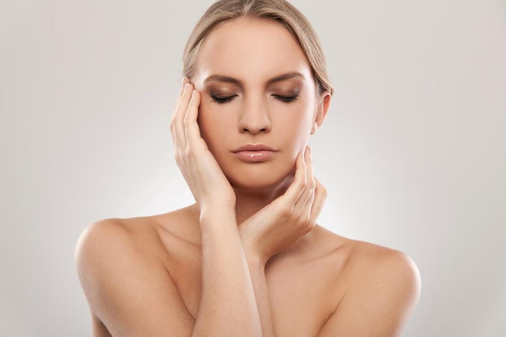 Mini lifting: descubra como esse procedimento cirúrgico rejuvenesce a aparência facial 