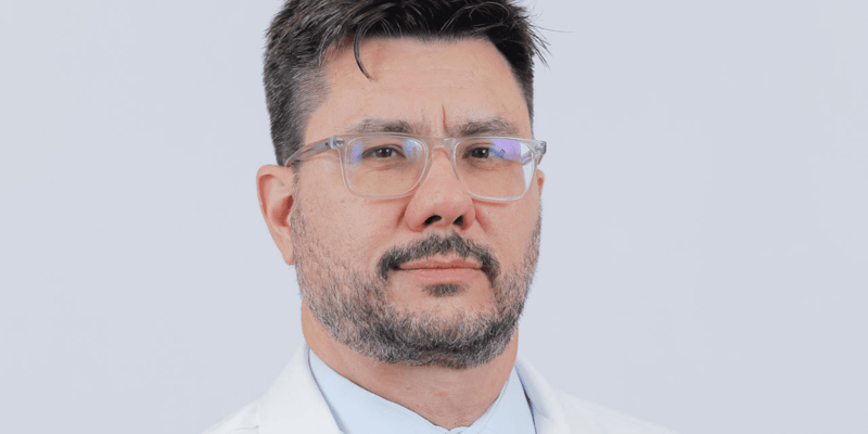 Por que é importante fazer transplante capilar com um cirurgião plástico?