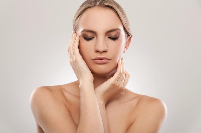 Mini lifting: descubra como esse procedimento cirúrgico rejuvenesce a aparência facial 