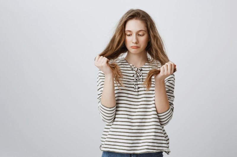 Cabelo caindo da raiz: entenda as causas e como tratar